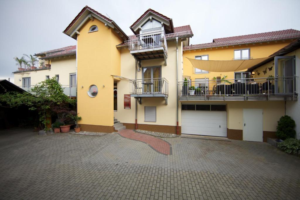 Отель Kleines Landhaus Wendel Kapellen-Drusweiler Экстерьер фото